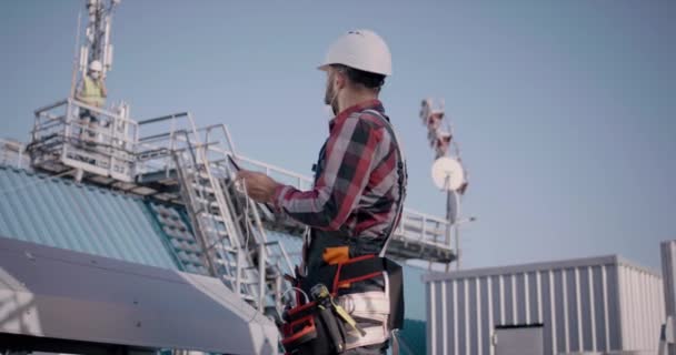 工程师在蜂窝塔上使用平板电脑 — 图库视频影像
