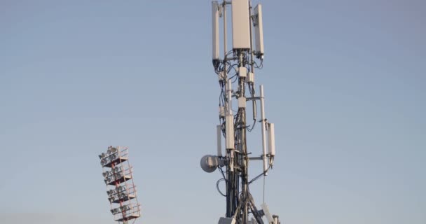 Ingenieros trabajando en la antena de 5g — Vídeo de stock