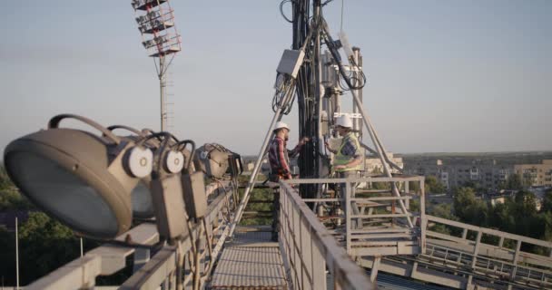 Engenheiros trabalhando na antena 5g — Vídeo de Stock