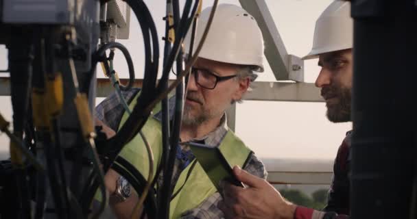 Ingenieros trabajando en una torre celular — Vídeo de stock