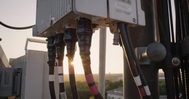 Cabos em uma torre celular — Vídeo de Stock