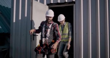 Mühendisler tartışıyorlar.