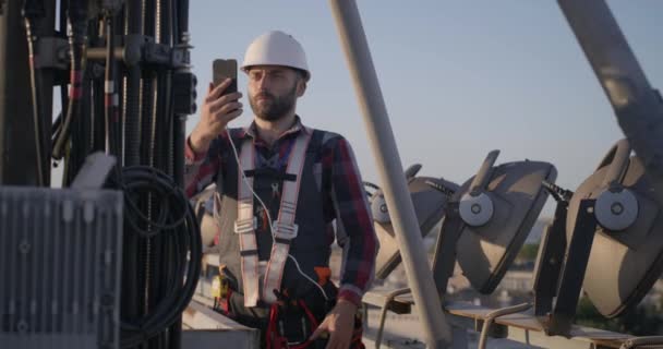 Ingenieur met videogesprek op cellulaire toren — Stockvideo