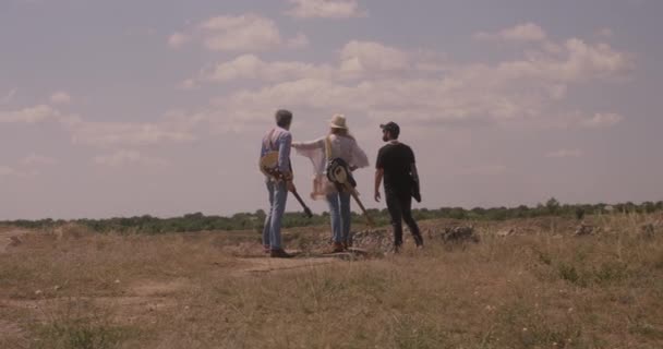 Tres amigos músicos hablan — Vídeo de stock