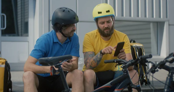 Posłańcy rowerowi prowadzą dyskusję — Zdjęcie stockowe