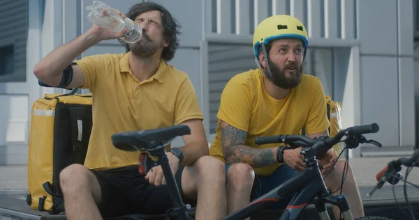 Messaggeri in bicicletta si prendono una pausa — Foto Stock