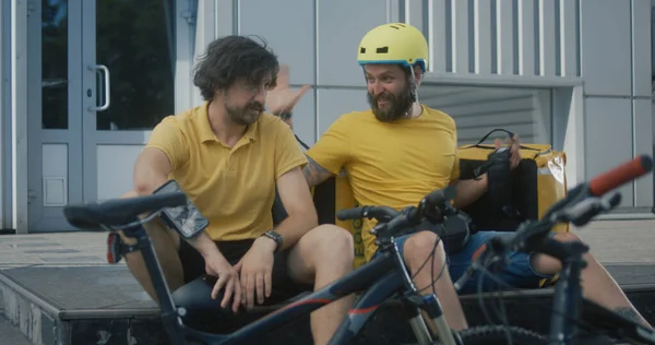 Mensajeros de bicicletas discutir bicicletas — Foto de Stock