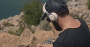 Disk jokeyi MIDI pedi kullanıyor