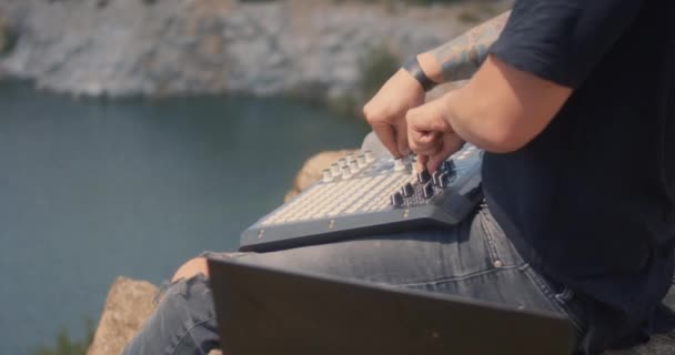 Дисковий жокеїст використовує MIDI pad — стокове відео