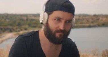 Genç müzisyen müzikten hoşlanıyor