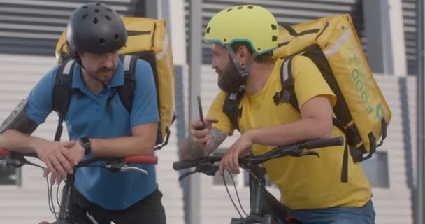 Mensageiros de bicicleta verificar smartphone — Vídeo de Stock