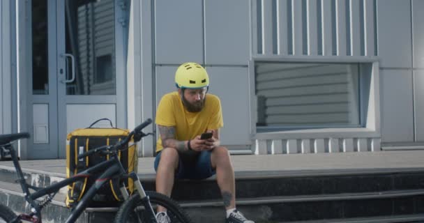 Bisikletli kuryeler tartışır — Stok video