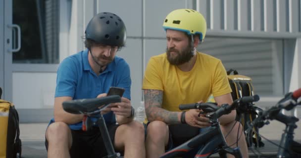 Bisikletli kuryeler tartışır. — Stok video