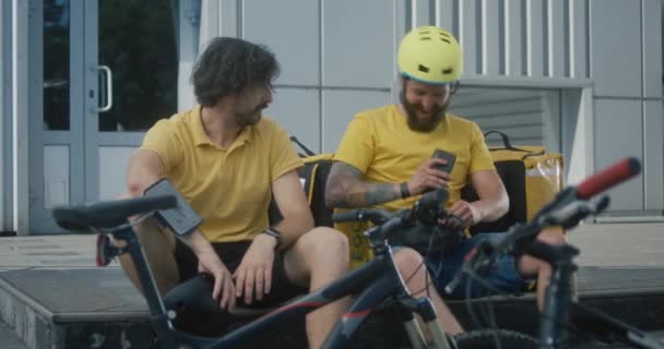 Teleurgesteld fietskoerier wacht op werk — Stockvideo