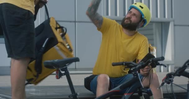 自転車のメッセンジャーは休憩を取る — ストック動画