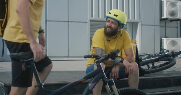 Зануджені велосипедисти чекають на роботу — стокове відео