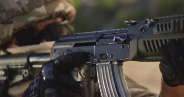 Homem militar anônimo apontando rifle — Vídeo de Stock