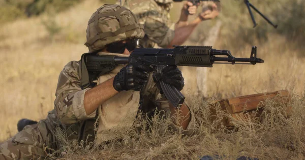 Un soldado irreconocible disparando rifle durante la batalla —  Fotos de Stock