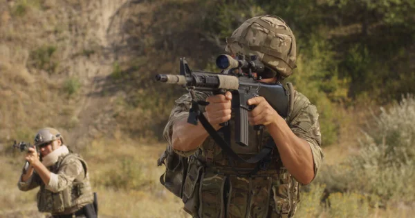 Male soldier reloading firearm during war — Stock Photo, Image