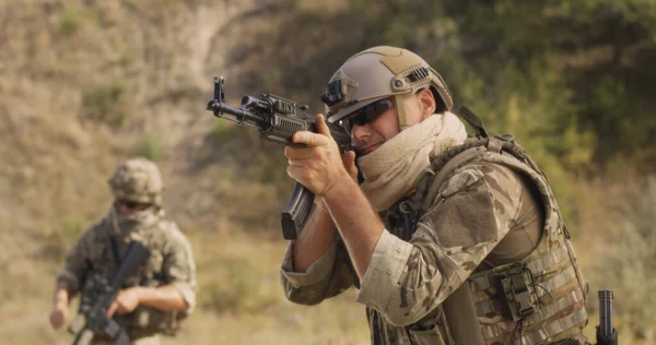 Homem militar recarregando e apontando rifle — Fotografia de Stock