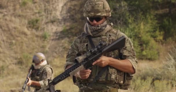 Hombre militar recargando y apuntando rifle — Vídeos de Stock