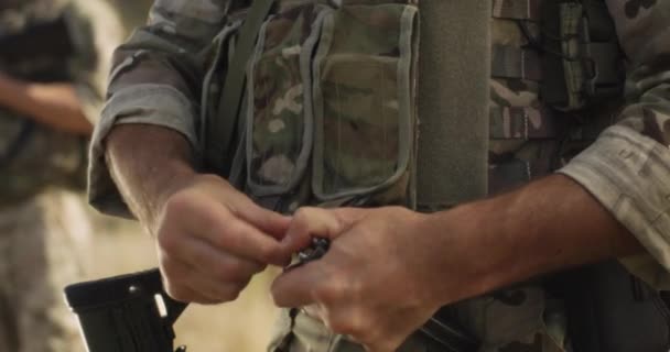 Soldat des cultures rechargeant l'arme pendant la bataille — Video