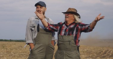 Pozitif çiftçiler havaya toprak saçıyor.