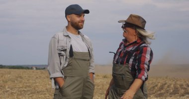 Pozitif çiftçiler havaya toprak saçıyor.