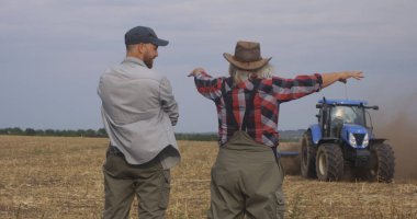 Yaşlı çiftçinin toprak verimliliğini halefine göstermesine sevindim.