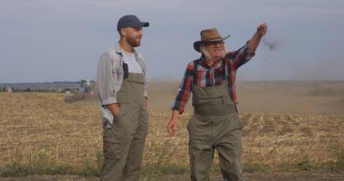 Tarlada tarla sürerken çiftçiler konuşuyor