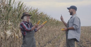 Çiftçiler mısırla selfie çekiyorlar.