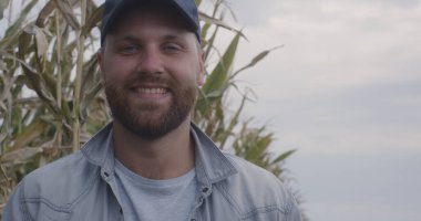 Mısır tarlasında neşeli çiftçi