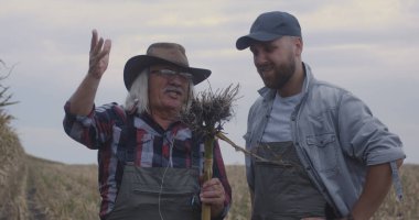 Çiftçilerin tarımsal alanda tartışmaları
