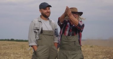 Pozitif çiftçiler havaya toprak saçıyor.