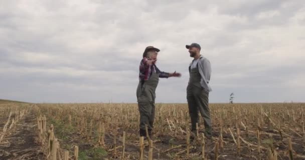 Szczęśliwy starszy rolnik pokazujący pole wnukowi — Wideo stockowe