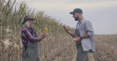 Çiftçiler mısırla selfie çekiyorlar.