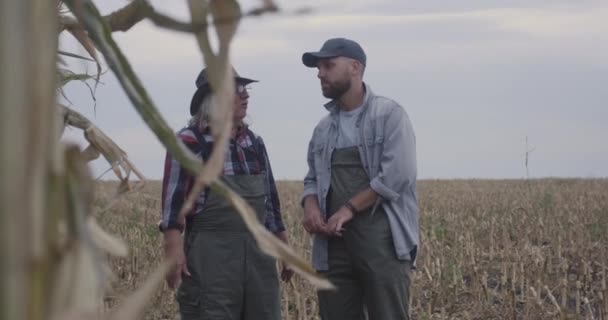 Agricultor senior compartiendo sabiduría con su nieto — Vídeos de Stock