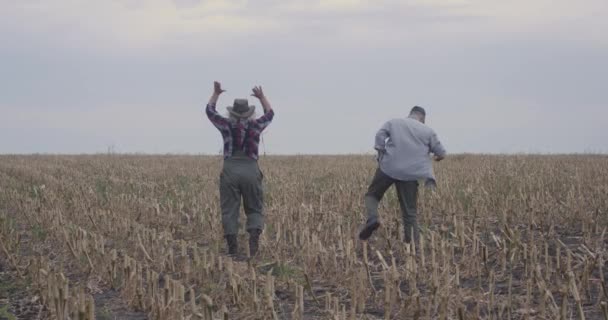 Agricultores haciendo planes para el campo agrícola — Vídeos de Stock