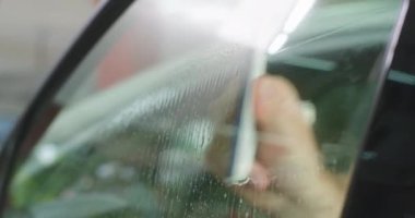 Erkek tamirci araba penceresi.