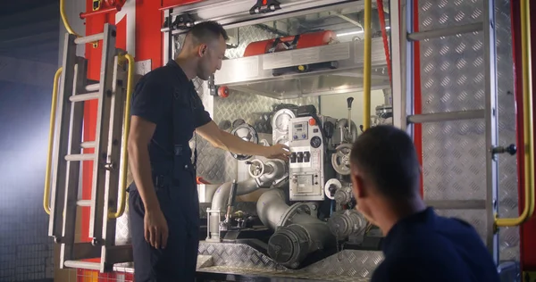 Bombero aprendiz de enseñanza para utilizar equipos de bomberos —  Fotos de Stock