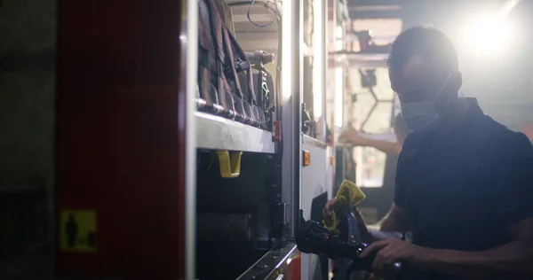 Camión de limpieza bombero en la estación —  Fotos de Stock