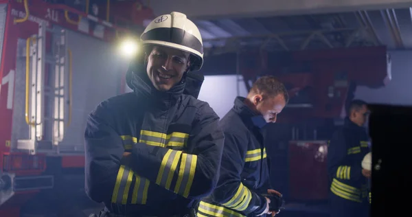 Zelfverzekerde brandweerman glimlachend voor camera — Stockfoto