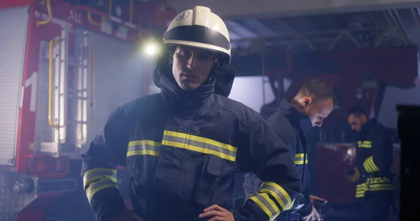 Bombero serio mirando la cámara — Foto de Stock