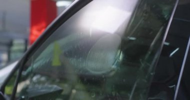 Sakallı tamirci renkli pencereyi spreyliyor