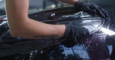 Ekin teknisyeni farla film kesiyor.