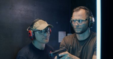 Olgun eğitmen insana silah kullanmayı öğretiyor.