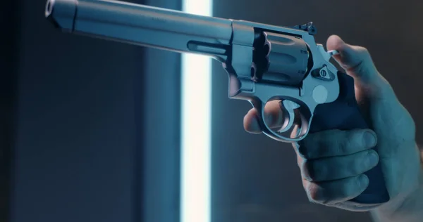 Unrecognizable man reloading revolver in shooting range — Stock Photo, Image