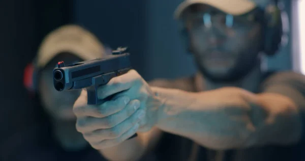 Střelec středního věku střílí pistolí — Stock fotografie