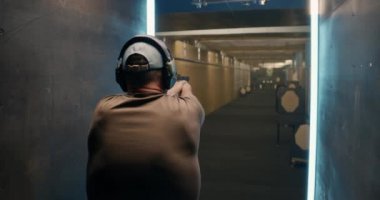 İsimsiz bir adam hedefe ateş ediyor.