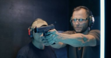 Olgun eğitmen insana silah kullanmayı öğretiyor.
